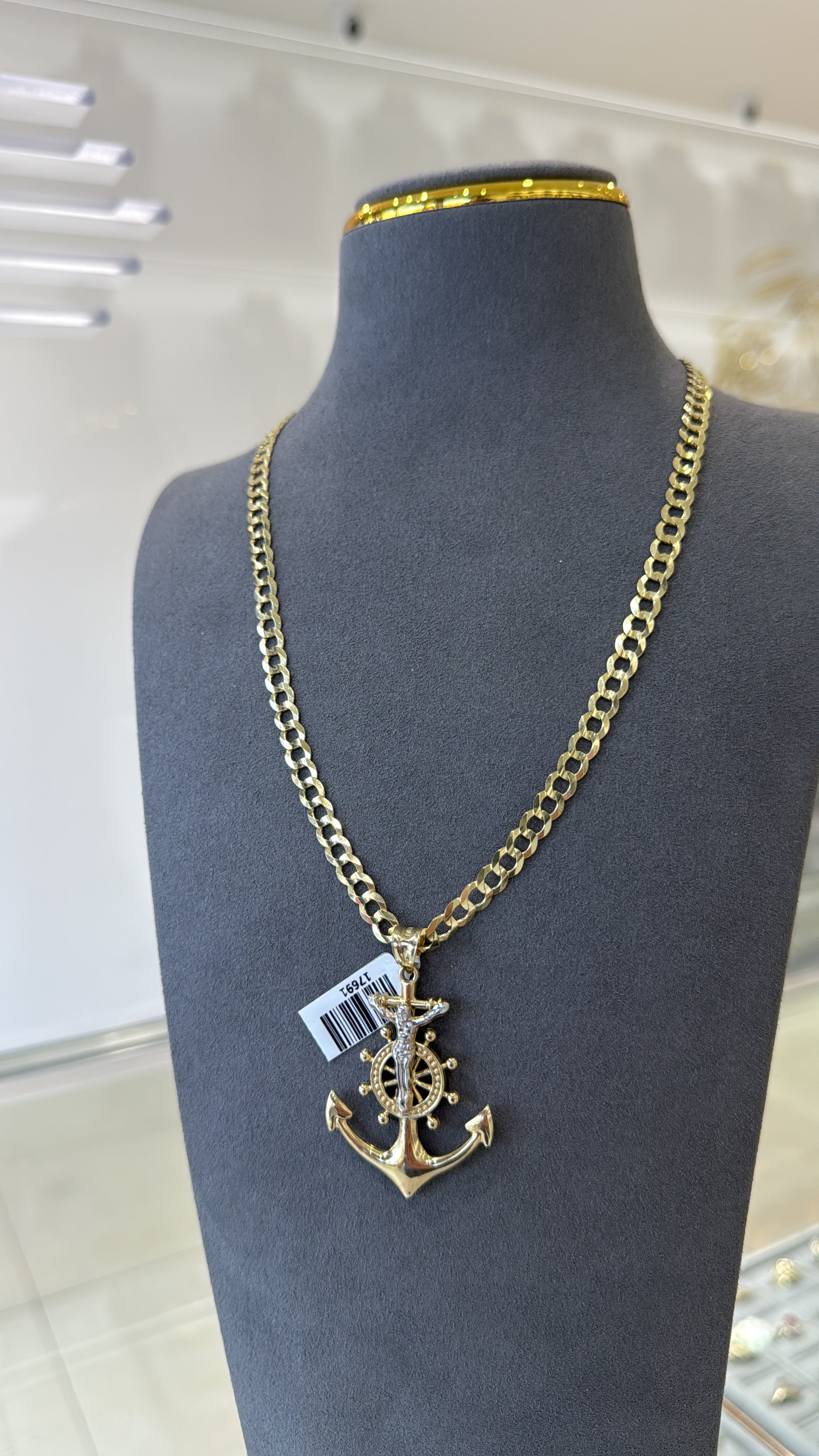 Chain with pendant